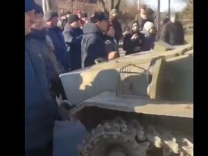 اوكرانيون يعترضون رتلا روسيا باجسادهم (فيديو)