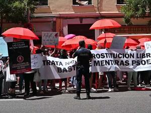 عاهرات إسبانيا يتظاهرن احتجاجا على مشروع قانون يعاقب الزبائن