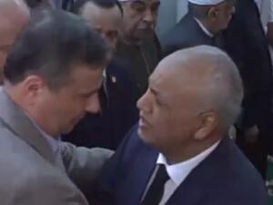 مصطفى بكري يسقط مغشيا عليه خلال جنازه شقيقه محمود بكري