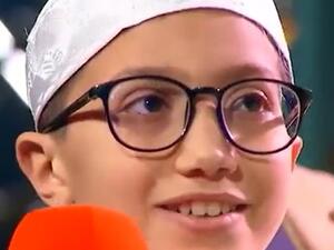 طفل جزائري يطلب تتويجه بمسابقة للقرآن مرتديا علم فلسطين