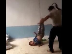 فيديو.. عراقي يعلق ابنه الطفل من ساقيه ويعذبه بوحشية