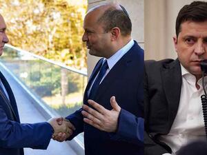 رئيس الوزراء الإسرائيلي نفتالي بينيت (وسط) والرئيسان الأوكراني فولوديمير زيلينسكي (يمين) والروسي فلاديمير بوتين 