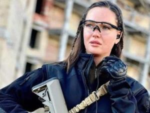 ملكة جمال أوكرانيا تحمل السلاح وتتوعد الجيش الروسي