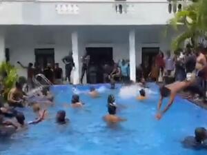 سريلانكا.. متظاهرون يلهون في غرفة نوم ومسبح رئيسهم الهارب (فيديوهات)