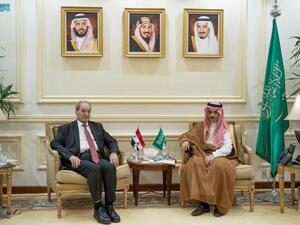 وزير الخارجية السعودي الأمير فيصل بن فرحان بن عبدالله مستقبلا نظيره السوري فيصل المقداد في جدة
