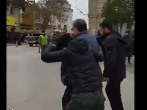 متظاهرون يضربون سالم المسلط ويطردونه من اعزاز