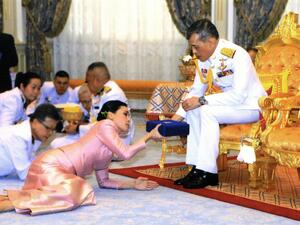 سوثيدا منبطحة أمام الملك خلال مراسم توقيعهما عقد الزواج 