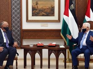 الرئيس الفلسطيني محمود عباس مستقبلا وزير الخارجية المصري سامح شكري في رام الله