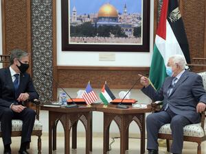 الرئيس الفلسطيني محمود عباس (يمين)ى مستقبلا وزير الخارجية الأمريكي أنتوني بلينكين في رام الله