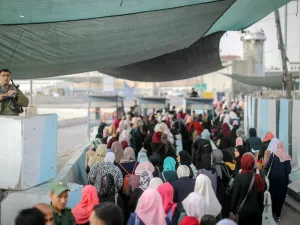 فلسطينيات يعبرن الحواجز الاسرائيلية للوصول الى المسحد الاقصى من اجل اداء صلاة الجمعة