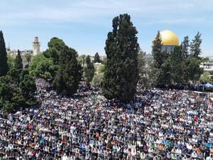 180 ألف أدوا صلاة الجمعة الأولى من رمضان في رحاب المسجد الأقصى