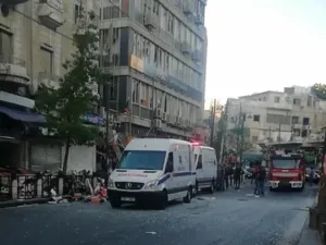 الانفجار اسفر كذلك عن إصابة ثلاثة اشخاص وصفت حالة اثنين منهم بالبالغة