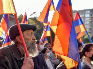 متظاهرون يحملون أعلام أرمينيا أثناء تجمع للتنديد باتفاق وقف إطلاق النار في ناغورني قره باغ