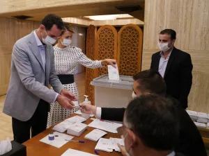 الرئيس السوري بشار الأسد وزوجته أسماء يشاركان في انتخابات مجلس الشعب