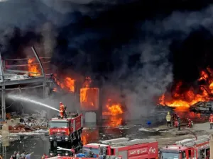 إخماد حريق مرفأ بيروت والنيران أتت على مساعدات إنسانية