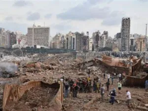 صدمة وذهول في بيروت بعد الانفجار وعدد القتلى يقفز الى 135 والخسائر تصل 15 مليارا