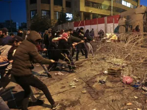 مواجهات عنيفة بين المحتجين وقوات الأمن وسط بيروت