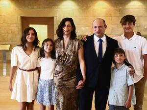 نفتالي بينيت مع زوجته جيلات وابنائهما الاربعة