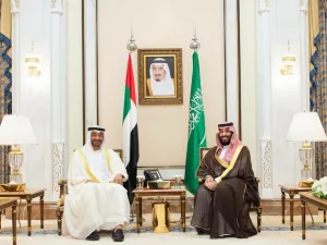 ولي عهد السعودية الامير محمد بن سلمان خلال لقائه ولي عهد الامارات محمد بن زايد