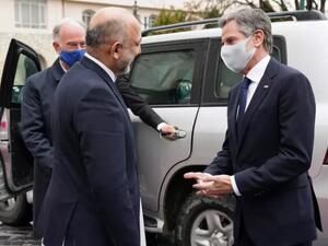 وزير الخارجية الأميركي انتوني بلينكن (يمين) مع الرئيس أشرف غني في كابول