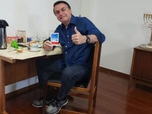 الرئيس البرازيلي يعلن شفاءه من كورونا حاملا علبة هيدروكسي كلوروكين