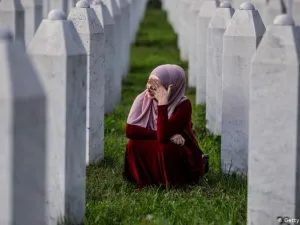 البوسنيون يحيون الذكرى 25 لمذبحة سريبرينتشا المرعبة