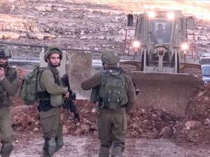 الاحتلال الاسرائيلي يعزل 7 بلدات فلسطينية ببوابة حديدية