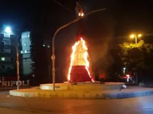 مجهولون يحرقون شجرة الميلاد في طرابلس اللبنانية 
