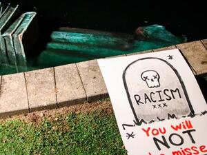 محتجون أميركيون مناهضون للعنصرية يسقطون تمثالا لكريستوفر كولومبوس