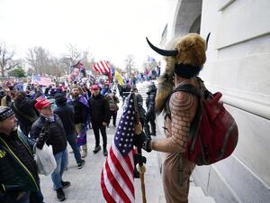 ترامب يدعو مناصريه للعودة الى بيوتهم
