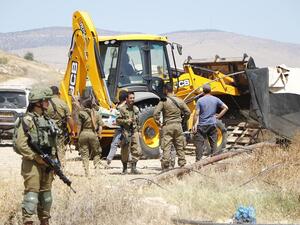 اسرائيل تهدم تجمعا سكنيا بالضفة