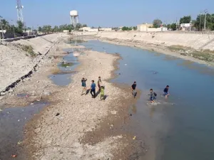 صور تاظهر انخفاضا كبيرا في مناسيب نهر دجلة في مناطق عديدة من محافظة ميسان بجنوب العراق