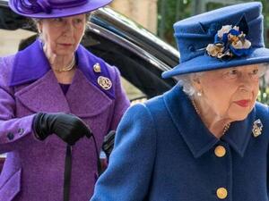 الملكة اليزابيث على عكاز