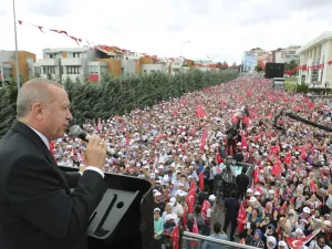 الرئيس التركي رجب طيّب إردوغان خلال مهرجان انتخابي في اسطنبول