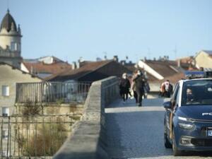 دورية للشرطة في وسط أورنسي في شمال شرق إسبانيا 