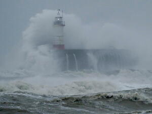 غرب أوروبا تحت رحمة العاصفة "سيارا"