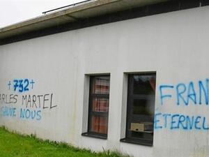 شعارات معادية للإسلام على جدران مسجد غرب فرنسا