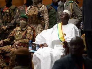 الرئيس الانتقالي لمالي باه نداو وإلى جانبه نائبه عصيمي غويتا في باماكو