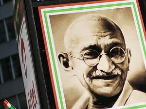 إدانة حفيدة للمهاتما غاندي في قضية نصب!