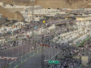 حجاج بيت الله ينفرون إلى مزدلفة بعد قضاء الركن الأعظم وقوفا بعرفة