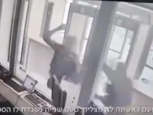 فيديو يوثق محاولة طعن جندي اسرائيلي في الخليل- فيديو