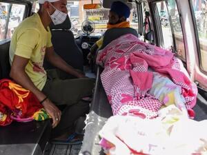 نقل جثة أحد المتوفين جراء فضيحة المشروبات الكحولية السامة في شمال الهند