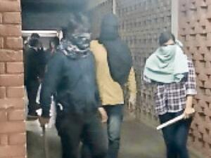 ملثمون يحملون هراوات وقضبان حديدية في حرم جامعة جواهر لال نهرو