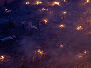 دخان احتراق الجثث يغطي سماء العاصمة الهندية