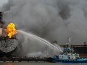 إصابة 22 شخصا في حريق ناقلة نفط اندونيسية