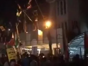 متظاهرون يقتحمون السفارة البحرينية في بغداد