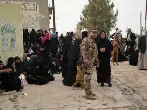 ارشيف/ عراقيون ينتظرون خارج احدى المحاكم الجنائية في بغداد