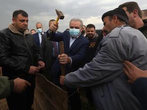 اشتية يساعد السكان في إعادة بناء حظيرة للأغنام في الموقع الواقع في شمال شرق الضفة الغربية