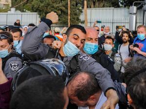 لقطة تظهر انهيال شرطة الاحتلال باللكمات على رأس النائب عوفر كسيف