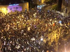 آلاف الاسرائيليين يتظاهرون للمطالبة باستقالة نتانياهو بسبب الفساد وكورونا